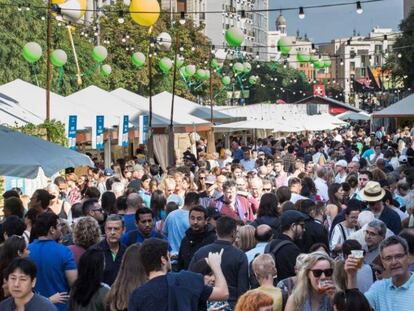 Visitants de la Fira de Mercats a la plaça de la Catedral el 2018.