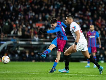 Pedri golpea al balón en la acción del gol de la victoria del Barcelona ante el Sevilla.