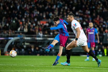 Pedri golpea al balón en la acción del gol de la victoria del Barcelona ante el Sevilla.