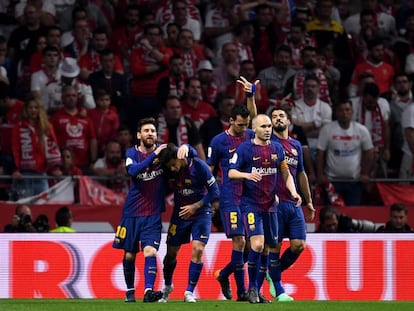 Messi, Coutinho, Iniesta, Busquets y Suárez celebran el quinto gol azulgrana ante el Sevilla. 