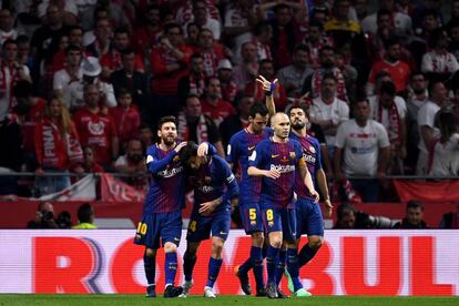 Messi, Coutinho, Iniesta, Busquets y Suárez celebran el quinto gol azulgrana ante el Sevilla. 