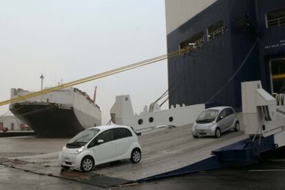 Mitsubishi i-MIEV (arriba), Citroën Z-Cero (abajo a la izquierda) y Peugeot iOn (derecha).