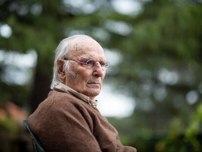 Carlos Saura, en el jardín de su casa de la sierra madrileña, en mayo de 2021.