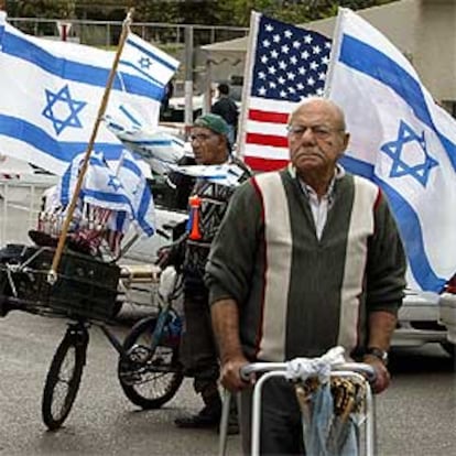 Los israelíes han sacado a las calles la bandera nacional y han guardado dos minutos de silencio.