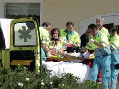 Personal sanitario atiende a Gijs van Dam tras ser tiroteado el pasado 28 de mayo.