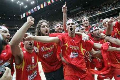 De izquierda a derecha, Navarro, Cabezas, Gasol, Garbajosa, Calderón, Rudy, Marc Gasol, Rodríguez y Jiménez celebran el título.