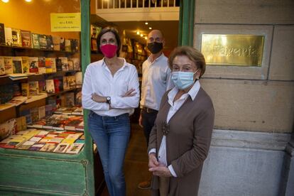 Considerando las semanas de confinamiento y la incertidumbre, las librerías descubren que han aguantado mejor de lo que esperaban, aunque su catálogo ha bajado de siete millones de ejemplares almacenados a 5,5. Además, la web Todostuslibros.com, la respuesta 'online' a Amazon de 181 librerías independientes, acumula 2.499 pedidos cobrados, 999 reservas y 1.637 cheques-regalo. Es decir, 5.135 ventas en su primera semana de actividad comercial. En la imagen, la fundadora Conchita Ibarrola (a la derecha) junto a Santiago Azurmendi y Nuria Moreno de la librería Donosti, en la capital guipuzcoana.