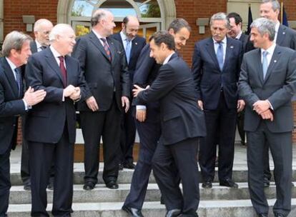 Sarkozy sujeta a Zapatero a las puertas de La Moncloa durante la <i>foto de familia</i> de la cumbre bilateral.