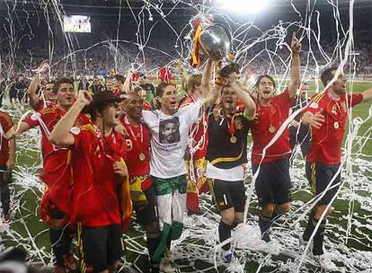 Fernando Torres consiguó el gol de la victoria en la final de la Eurocopa de 2008 ante Alemania. Con este triunfo España consigue su segundo título internacional, derrumba por fin el muro de cuartos y se consagra como el equipo europeo que mejor fútbol realiza en el momento. Con Luis Aragonés el combinado nacional toca la gloria futbolística. Le sustituye Vicente del Bosque, que mantiene el mismo esquema y el mismo nivel de juego que su antecesor. La selección consigue clasificarse para el Mundial de Suráfrica de 2010 con un pleno de diez victorias. Por primera vez llega a un campeonato del mundo como favorita a llevarse el título.