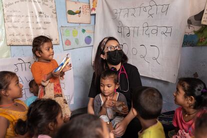 Radhika Batra fundó la ONG Every Infant Matters para cerrar la brecha sanitaria que impide a los niños más vulnerables de India tener acceso a la salud.