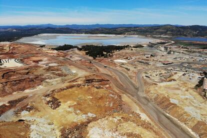 Vista aéra del yacimiento de cobre, con las instalaciones de la empresa a la derecha y las balsas de residuos al fondo.