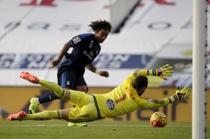 Marcelo marca el tercel gol para el Real Madrid a Sergio Alvarez.