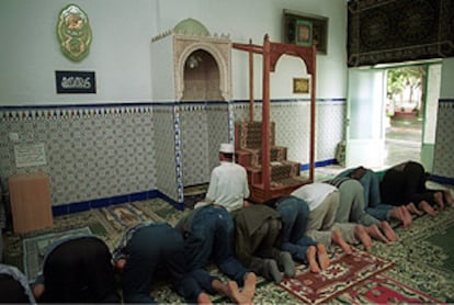 Un grupo de musulmanes, ayer, en una mezquita de Almería.