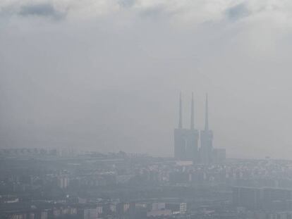 Contaminació sobre Barcelona, en una imatge del 2017.