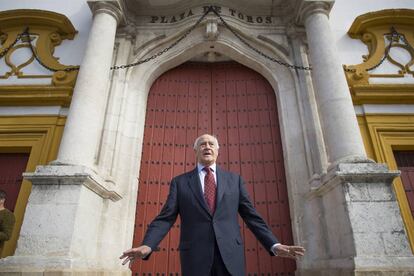 Ramón Valencia, gerente de la empresa Pagés, ante la Puerta del Príncipe.