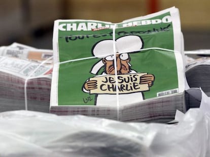 Paquetes de ejemplares del &uacute;ltimo n&uacute;mero del semanario &#039;Charlie Hebdo&#039;.