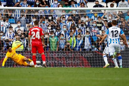 Bono detiene el penalti a Oyarzabal.