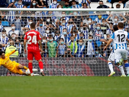 Bono detiene el penalti a Oyarzabal.