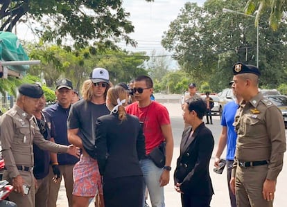 Daniel Sancho (with cap) and Thai police officers during the reconstruction of events.