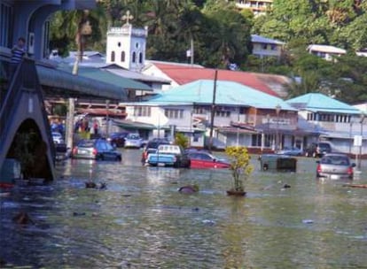 Una calle en el centro de Fagatogo (Samoa Americana) inundada.