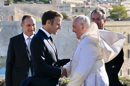 El papa Francisco saludaba al presidente de Francia, Emmanuel Macron, este sábado en Marsella.