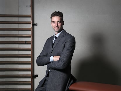 Pau Gasol, en el gimnasio del IES Celestino Mutis, en el barrio madrileño de Villaverde.