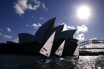 El equipo olímpico australiano de vela durante una sesión de entrenamiento frente a la Ópera de Sidney.