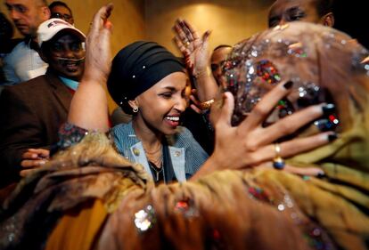 Ilhan Omar, candidata demócrata electa al Congreso de Estados Unidos, saluda a su suegra durante la fiesta de las elecciones legistalivas en Minesota, el 6 de noviembre de 2018. La conducta de Trump en la presidencia llevó a las mujeres a romper nuevas barreras con al menos 95 representantes en el Congreso. Omar se convirtió en una de las primeras mujeres musulmanas en llegar a la Cámara de Representantes, siendo ya la primera legisladora por su Minesota de origen somalí. La demócrata de 33 años huyó junto a su familia de la guerra de Somalia, vivió cuatro años en un campo de refugiados en Kenia y llegó a Estados Unidos a los 12.