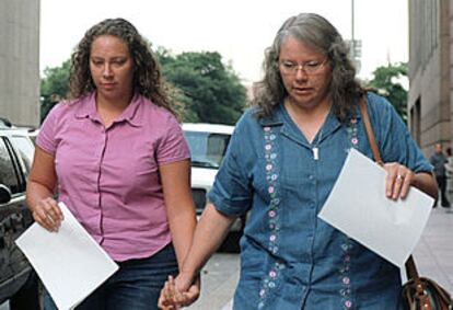 Shae Saur sale con su madre del Tribunal Federal en Houston, donde fue acusada del robo de piedras lunares.