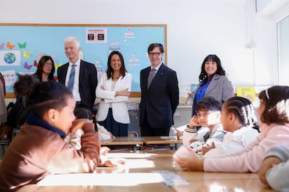 El presidente de la Generalitat, Salvador Illa (derecha), junto a la consejera de Educación, Esther Niubó, y el director de Educación de la OCDE, Andreas Schleicher, en la escuela Marta Mata de Barcelona, el 8 de enero.