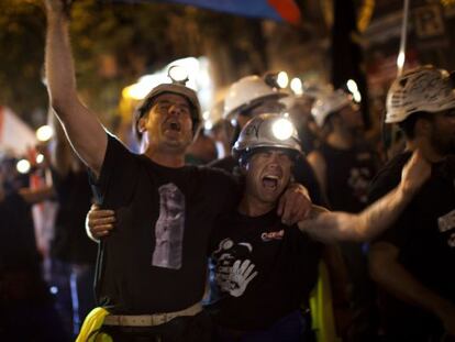 Los mineros cantan durante su recorrido nocturno por la capital.