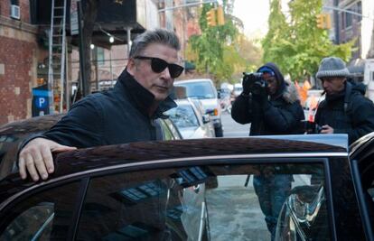 Alec Baldwin, a la salida de su casa de Nueva York, el d&iacute;a del incidente con el fot&oacute;grafo.