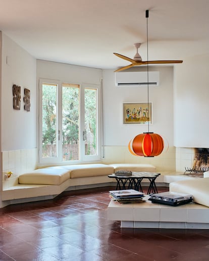 Twobo diseñó un sofá en la zona de la chimenea siguiendo la geometría de la casa, inspirado en los que suele haber de obra en la vivienda mediterránea vernácula.