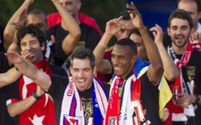 Antonio López y Perea celebran el triunfo del Altético en la Liga Europa.