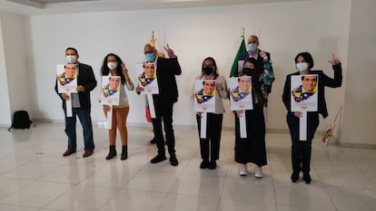 Jorge Rodríguez, junto a miembros del equipo negociador, tras su llegada hoy a Ciudad de México.