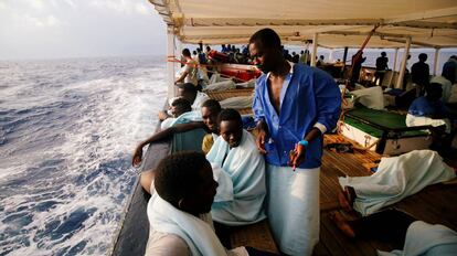 Migrantes a bordo del barco Open Arms, este domingo en el Mediterráneo.