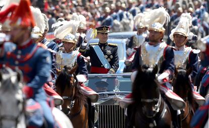 Felipe VI se desplaza en coche descubierto al Palacio Real.