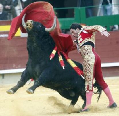 Pase de pecho de Finito de Córdoba a uno de los toros de Fuente Ymbro.