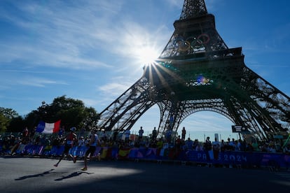 Competidores de maratón masculino a su paso por la Torre Eiffel, este sábado.