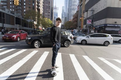 Ben Pasternal en su monopatín eléctrico en Manhattan.