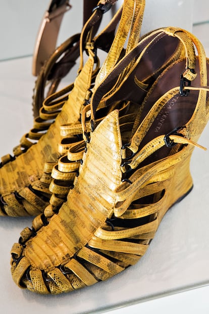 Zapatos y colección de distintas versiones del modelo Cabat, en el museo privado que tiene la casa italiana en el nuevo atelier.