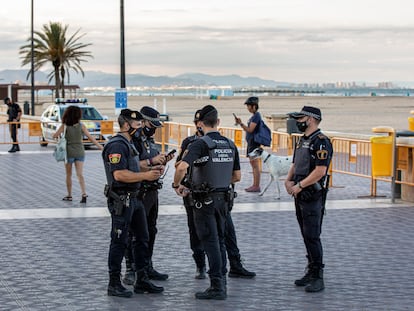 Un dispositivo policial en una de las playas de Valencia.