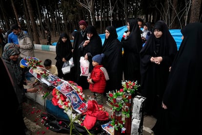 Varias personas visitan el lugar donde ocurrió el atentado, en la ciudad iraní de Kermán este jueves.