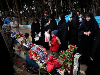 Varias personas visitan el lugar donde ocurrió el atentado, en la ciudad iraní de Kermán este jueves.