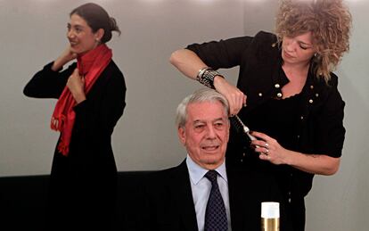 El premio Nobel asistido por la peluquera antes de grabar la conversación con Iñaki Gabilondo, detrás, su editora.