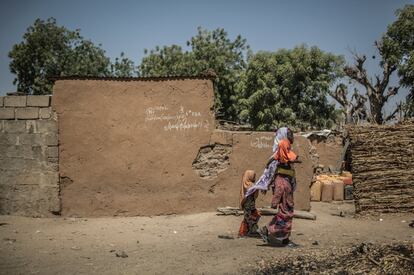 Una mujer refugiada con su hija (las ni?as en el norte de Nigeria portan hiyab desde peque?as) en el barrio de Kawar Maila, en Maiduguri.