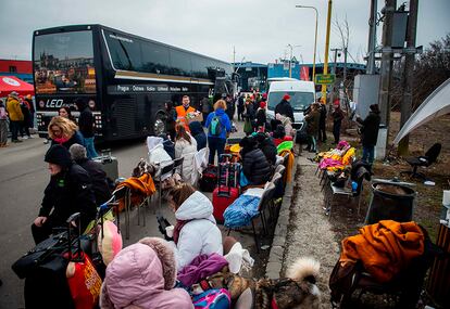 Refugiados ucranios esperan para continuar su viaje después de cruzar la frontera en Vysne Nemecke, al este de Eslovaquia. "Según la última actualización 116.000 huyeron a los países vecinos desde el 24 de febrero, principalmente a Polonia, Hungría, Moldavia, Eslovaquia y Rumania", dijo el sábado en Twitter la agencia de la ONU para los Refugiados, ACNUR.