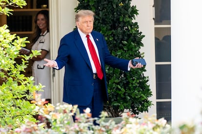 El presidente de EE UU, Donald Trump, a la salida del Despacho Oval seguido por Melania Trump, este viernes.