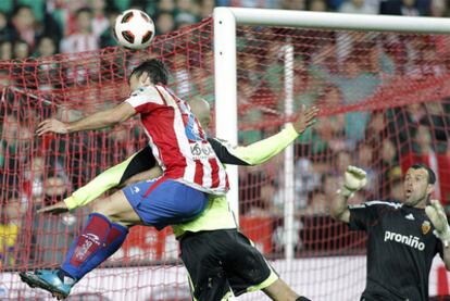 David Barral intenta rematar pese a la oposición de un rival del Zaragoza.