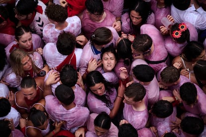 Miles de personas abarrotan la plaza Consistorial de Pamplona.